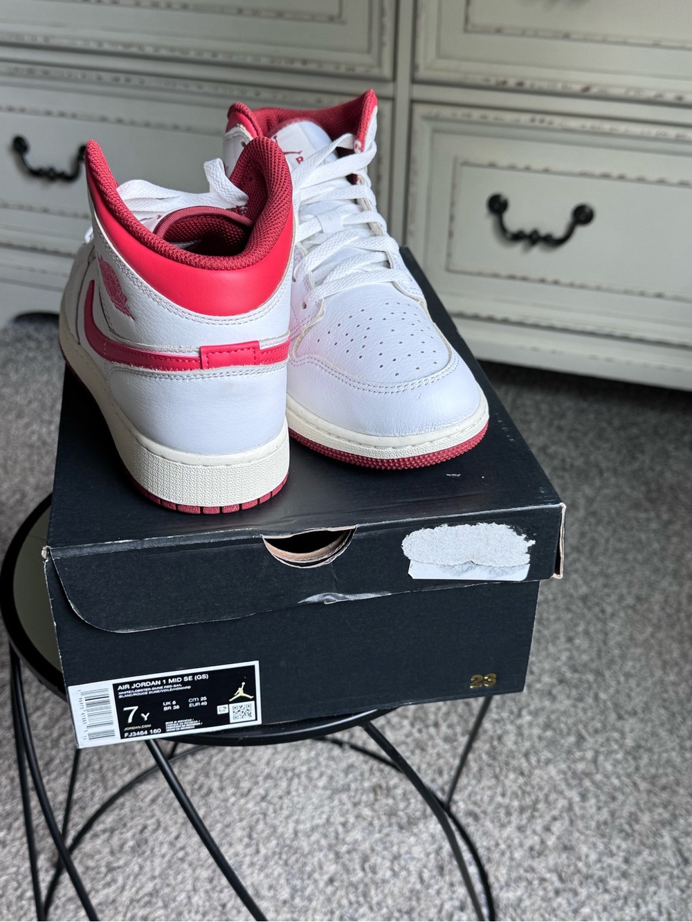 Air Jordan 1 Mid SE. Size 7 Y / 8.5 Women. New and Never Worn. - Picture 5 of 6